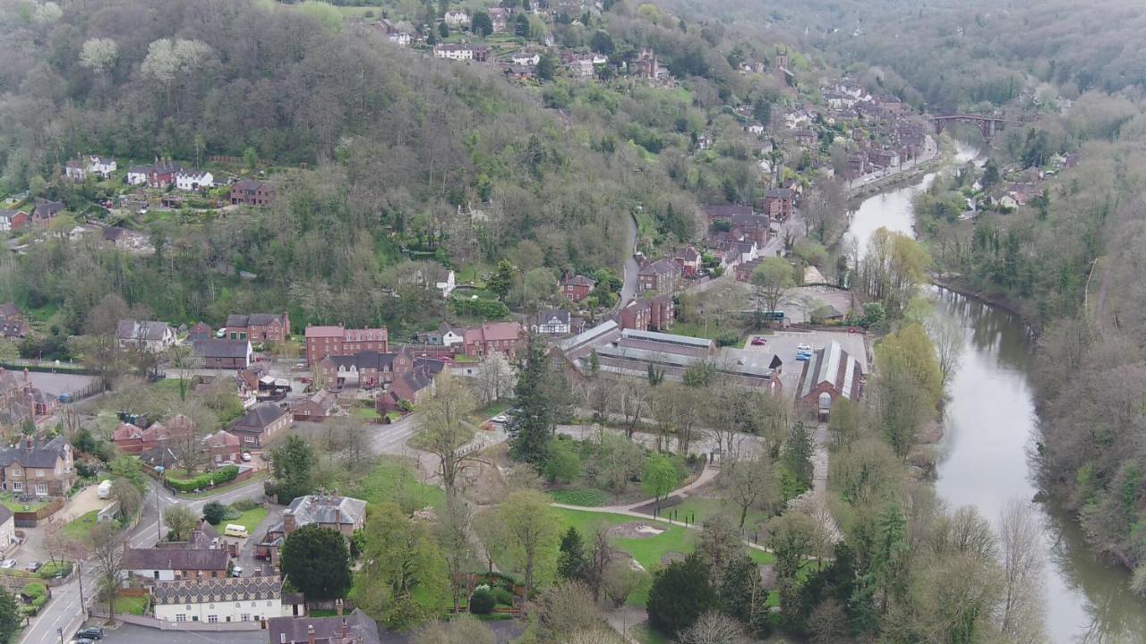 School Path Ironbridge Home With Roof Terrace Exteriér fotografie