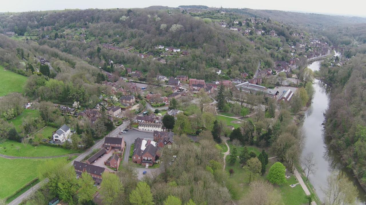 School Path Ironbridge Home With Roof Terrace Exteriér fotografie